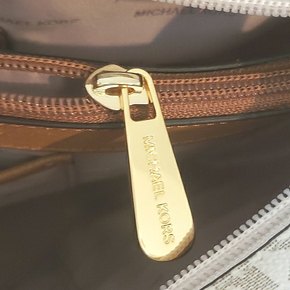 Sold BIG NWT MICHEAL Micheal KORS OF STOCK NWT TRAVEL SIGNATURE JET SET TRAVEL - Picture 6 of 16